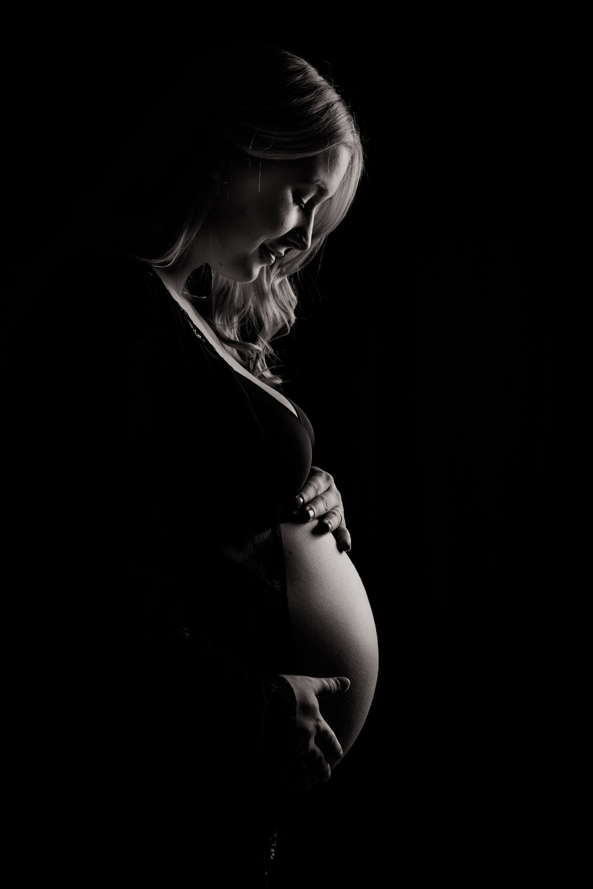 Gravid fotografering hos kvindelig fotograf i spændende fotostudie centralt i esbjerg