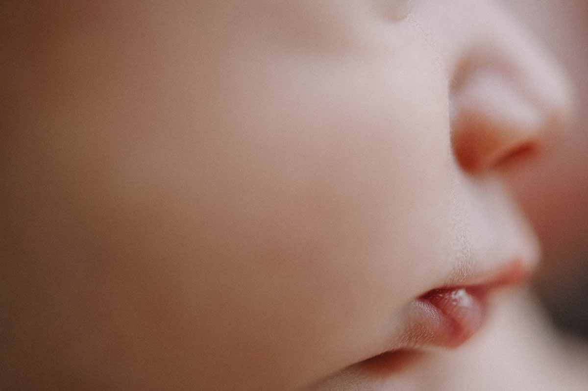 Kreativ nyfødt fotografering i eget studie hvor der er gode rammer for både forældre Randers